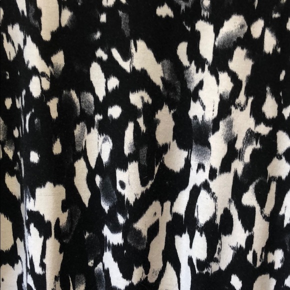 B&W sweater - lightweight and perfect for fall 🍁 - Picture 2 of 3